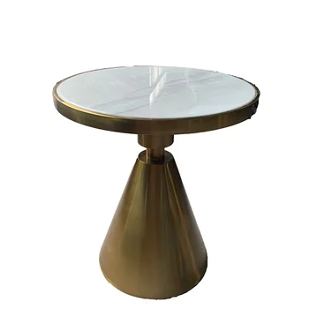 Диван Wyj рядом с круглым мраморным столиком в минималистичном стиле