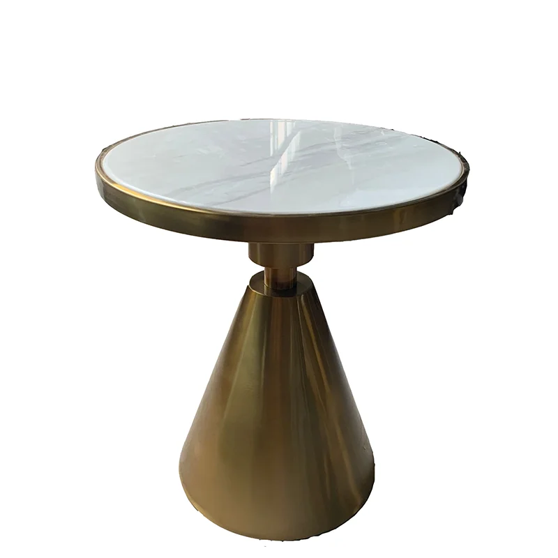 Диван Wyj рядом с круглым мраморным столиком в минималистичном стиле . ' - ' . 0