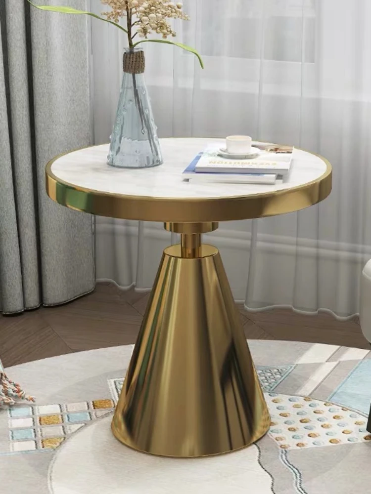 Диван Wyj рядом с круглым мраморным столиком в минималистичном стиле . ' - ' . 1