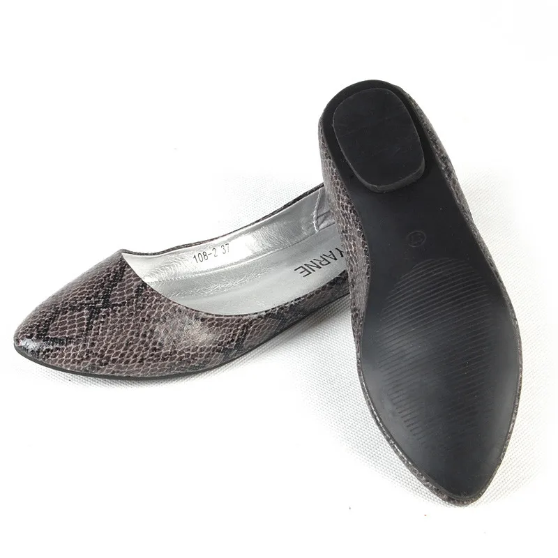 Женские повседневные туфли на плоской подошве со змеиным узором в европейском и американском стиле, большие размеры 32-48, с острым носком, танцевальные туфли Kvoll без застежки . ' - ' . 0