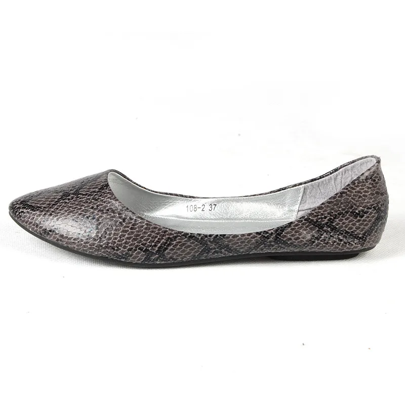 Женские повседневные туфли на плоской подошве со змеиным узором в европейском и американском стиле, большие размеры 32-48, с острым носком, танцевальные туфли Kvoll без застежки . ' - ' . 1