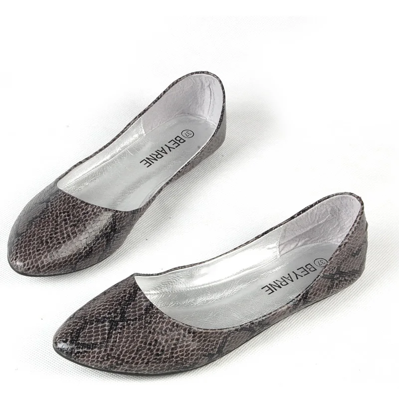 Женские повседневные туфли на плоской подошве со змеиным узором в европейском и американском стиле, большие размеры 32-48, с острым носком, танцевальные туфли Kvoll без застежки . ' - ' . 3