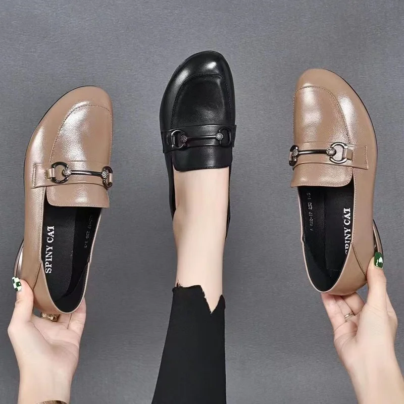 Новая женская обувь 2023 года, Лаконичная Женская обувь из мягкой кожи с металлическими пуговицами На низком каблуке, Повседневные туфли-лодочки, Офисные Женские Лоферы без застежки . ' - ' . 2